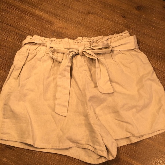 Beige shorts - Picture 1 of 2
